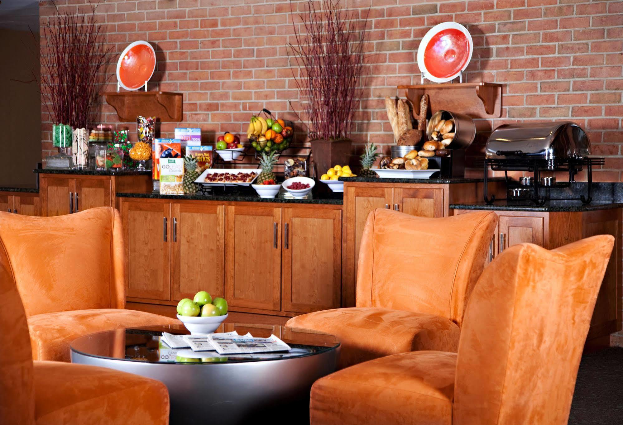 Chubb Hotel & Conference Center Lafayette Hill Bagian luar foto